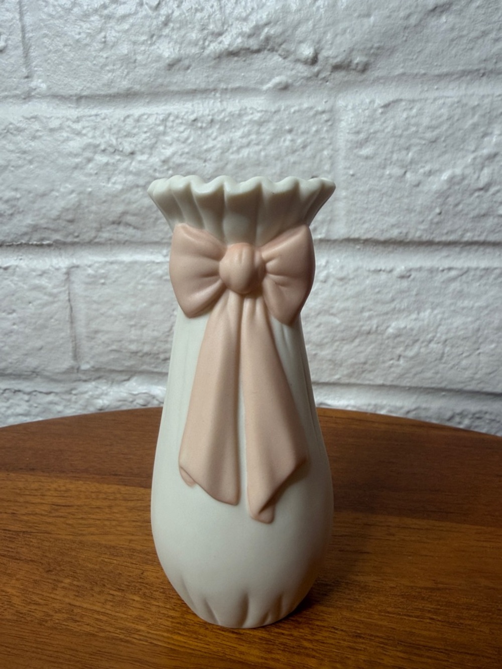 VTG 1987 Avon Ceramic “Soft Bow” *Bud Vase* Girly Pink Bow Scalloped